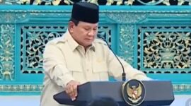 Presiden RI Prabowo Subianto memberikan bonus kepada atlet Indonesia peraih medali di ajang SEA Games 2025, di Istana Negara, Jakarta.