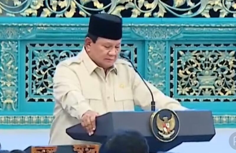 Presiden RI Prabowo Subianto memberikan bonus kepada atlet Indonesia peraih medali di ajang SEA Games 2025, di Istana Negara, Jakarta.