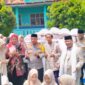 Kapolda Jawa Barat, Irjen Pol Rudi Setiawan, menyalurkan bantuan sosial berupa beras dan hadiah umrah saat kunjungan kerja ke Kabupaten Cianjur, Kamis (5/2/2026).