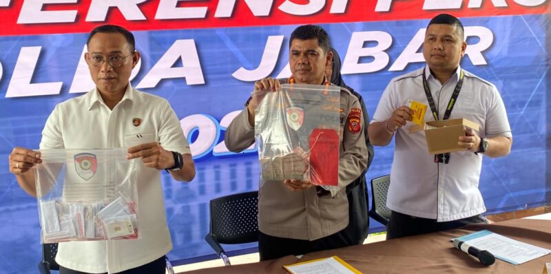 Kepolisian Daerah Jawa Barat (Polda Jabar) mengungkap kasus tindak pidana perjudian online yang beroperasi di Kabupaten Cirebon.
