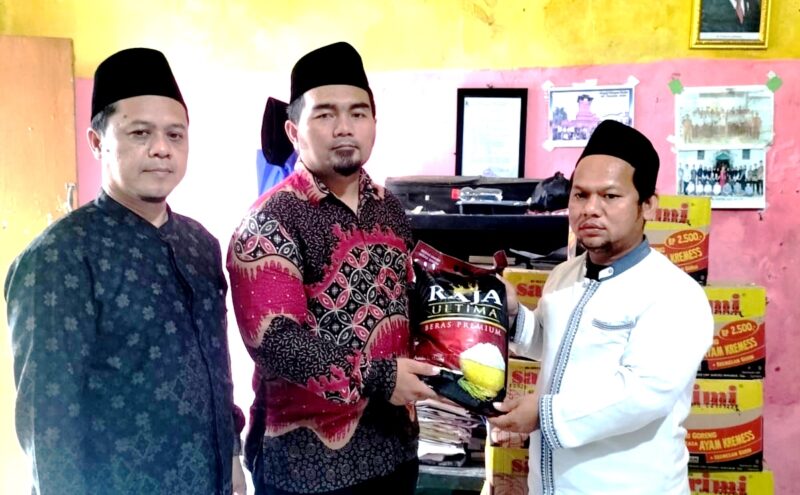 Ketua FPP Kabupaten Subang Ahmad Sobari Al Fauzi, S.Pd.I, MM.Pd,  Penyerahan bantuan kepada Ketua FPP Kecamatan Pamanukan  berlangsung di Ponpes Nurul Iman Pamanukan, didampingi Bendahara FPP Kab. Subang, KH. Asep Jalal.