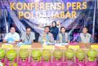 Polda Jabar menjerat kedua tersangka dengan Pasal 55 Undang-Undang Nomor 22 Tahun 2001 tentang Minyak dan Gas Bumi.