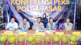 Polda Jabar menjerat kedua tersangka dengan Pasal 55 Undang-Undang Nomor 22 Tahun 2001 tentang Minyak dan Gas Bumi.