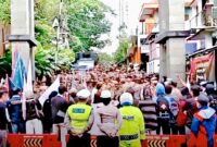 Masyarakat Hadang Pendemo di Lembur Pakuan, Aksi Unjuk Rasa Berujung Konfrontasi