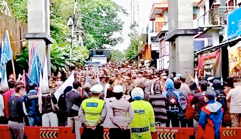 Masyarakat Hadang Pendemo di Lembur Pakuan, Aksi Unjuk Rasa Berujung Konfrontasi