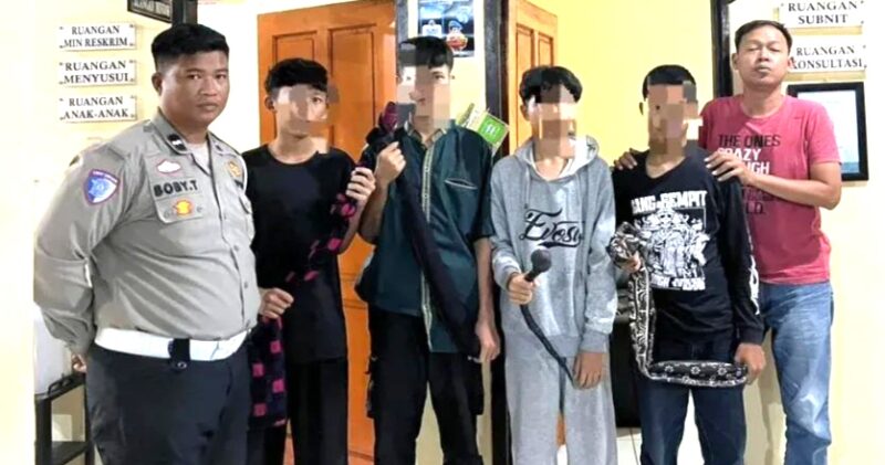 Polsek Kalijati berhasil mengamankan 4 orang terduga pelaku dan menyita 4 buah sarung berisi batu sebagai barang bukti.