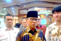 Pemerintah, melalui Kementerian Koperasi, meminta jaringan ritel modern seperti Alfamart dan Indomaret untuk menghentikan penambahan gerai baru di wilayah pedesaan.