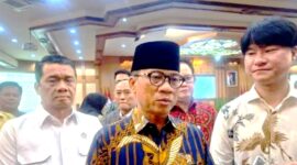 Pemerintah, melalui Kementerian Koperasi, meminta jaringan ritel modern seperti Alfamart dan Indomaret untuk menghentikan penambahan gerai baru di wilayah pedesaan.