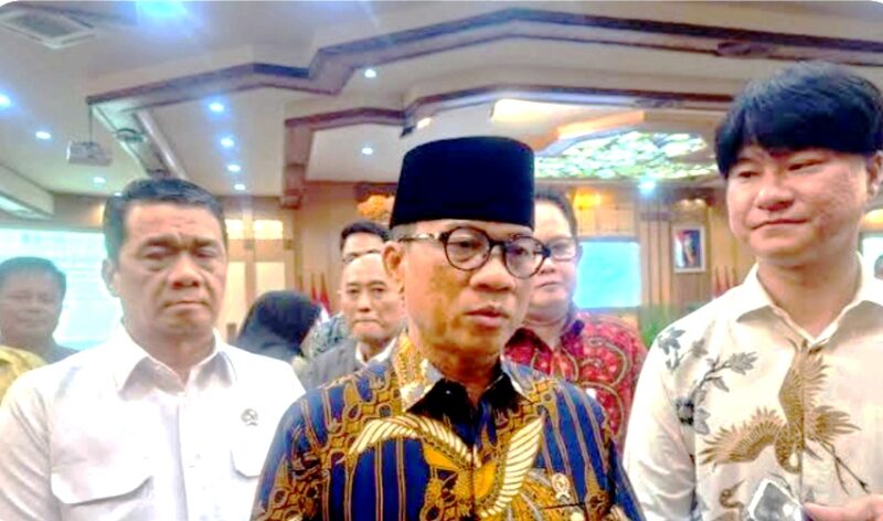 Pemerintah, melalui Kementerian Koperasi, meminta jaringan ritel modern seperti Alfamart dan Indomaret untuk menghentikan penambahan gerai baru di wilayah pedesaan.