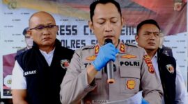Polres Sumedang berhasil menangkap AA (25), terduga pelaku pembunuhan Juanda (23) di Dusun Bojong Gawul, Desa Girimukti, Kecamatan Sumedang Utara, pada Minggu (22/2/2026).