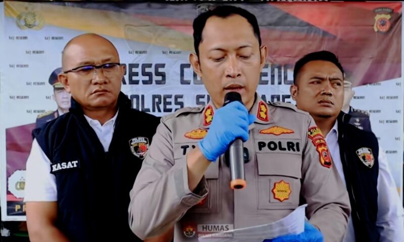 Polres Sumedang berhasil menangkap AA (25), terduga pelaku pembunuhan Juanda (23) di Dusun Bojong Gawul, Desa Girimukti, Kecamatan Sumedang Utara, pada Minggu (22/2/2026).
