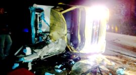 Satu unit truk box Mitsubishi Colt Diesel FE71L warna kuning putih tahun 2022 nopol B-9533-BXU rusak berat.