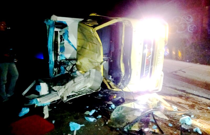 Satu unit truk box Mitsubishi Colt Diesel FE71L warna kuning putih tahun 2022 nopol B-9533-BXU rusak berat.