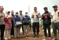 Suasana haru menyelimuti prosesi penyerahan batu nisan bagi jenazah korban bencana alam tanah longsor di Kecamatan Cisarua, Kabupaten Bandung Barat.