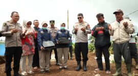 Suasana haru menyelimuti prosesi penyerahan batu nisan bagi jenazah korban bencana alam tanah longsor di Kecamatan Cisarua, Kabupaten Bandung Barat.
