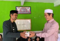 Kepala MA-PK Sunan Gunung Djati menyerahkan simbolis takjil ke pimpinan ponpes Al Athfal Sindanglaya melalui KH. Abdul Hamid