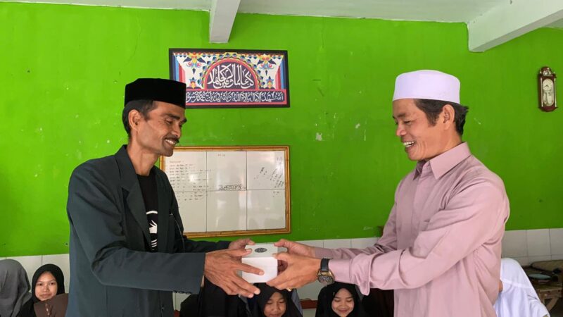 Kepala MA-PK Sunan Gunung Djati menyerahkan simbolis takjil ke pimpinan ponpes Al Athfal Sindanglaya melalui KH. Abdul Hamid