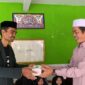 Kepala MA-PK Sunan Gunung Djati menyerahkan simbolis takjil ke pimpinan ponpes Al Athfal Sindanglaya melalui KH. Abdul Hamid