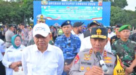 Kapolda Jawa Barat memimpin Apel Gelar Pasukan Operasi Ketupat 2026 di jajaran Polda Jawa Barat dihadiri Gubernur Jabar Dedi Mulyadi (KDM).