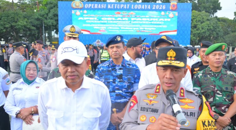 Kapolda Jawa Barat memimpin Apel Gelar Pasukan Operasi Ketupat 2026 di jajaran Polda Jawa Barat dihadiri Gubernur Jabar Dedi Mulyadi (KDM).