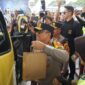Personel Polisi Wanita (Polwan) bersama prajurit Wanita TNI membagikan paket sembako serta makanan kepada para pemudik yang melintas di Pos Terpadu KM 57.
