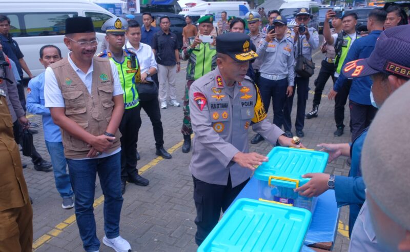 Kapolda Jawa Barat, Irjen. Pol. Dr. Rudi Setiawan, melakukan pengecekan langsung terhadap Pos Pengamanan dan Pelayanan di Rest Area Km 166 A Tol Cipali.