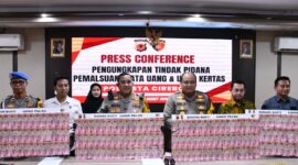 Polresta Cirebon berhasil mengungkap kasus tindak pidana peredaran uang palsu menjelang Lebaran dengan nilai barang bukti yang diperkirakan mencapai Rp12 miliar.