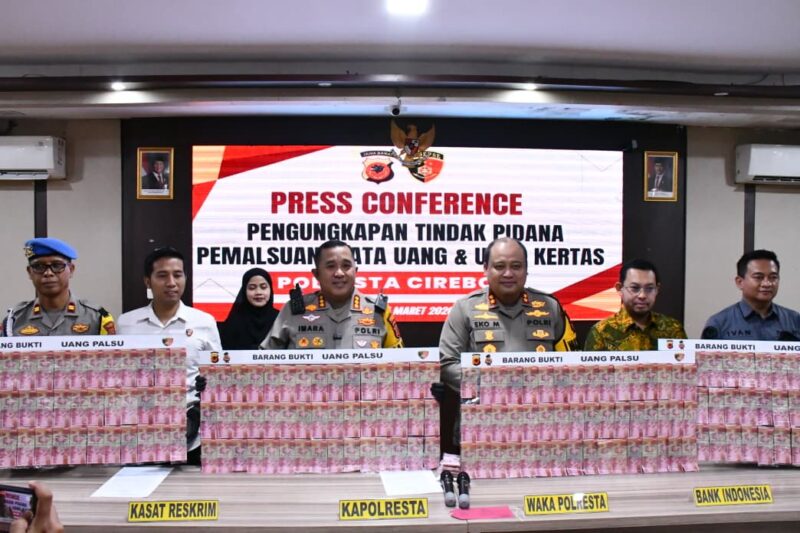 Polresta Cirebon berhasil mengungkap kasus tindak pidana peredaran uang palsu menjelang Lebaran dengan nilai barang bukti yang diperkirakan mencapai Rp12 miliar.