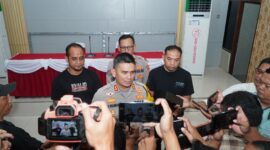 Kapolres Cirebon Kota AKBP Eko Iskandar menyampaikan kedua pelaku berhasil diamankan pada Senin (16/03/2026) sekitar pukul 17.00 WIB di wilayah Pasar Cikijing Kabupaten Majalengka saat berada di dalam bus antar kota.