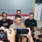 Kapolres Cirebon Kota AKBP Eko Iskandar menyampaikan kedua pelaku berhasil diamankan pada Senin (16/03/2026) sekitar pukul 17.00 WIB di wilayah Pasar Cikijing Kabupaten Majalengka saat berada di dalam bus antar kota.