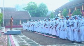 SMAN 1 Tanjungsiang, Kecamatan Tanjungsiang, Kabupaten Subang, mengawali hari pertama masuk sekolah setelah libur Idul Fitri dengan menggelar apel dihalaman sekolah dihadiri para guru serta siswa.