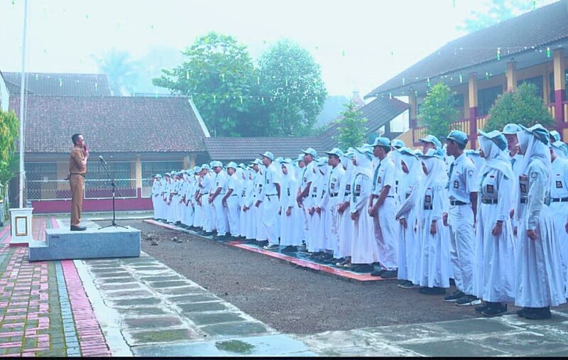 SMAN 1 Tanjungsiang, Kecamatan Tanjungsiang, Kabupaten Subang, mengawali hari pertama masuk sekolah setelah libur Idul Fitri dengan menggelar apel dihalaman sekolah dihadiri para guru serta siswa.