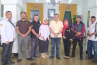 Foto. Ketua Umum LPK LPSI, Dra. St. Yetty Nurhayati dan anggota bersama Radia Anom Kraton Sumedang Larang, Lucky Jhori Seomadilaga serta keluarga besar kraton. 