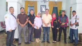 Foto. Ketua Umum LPK LPSI, Dra. St. Yetty Nurhayati dan anggota bersama Radia Anom Kraton Sumedang Larang, Lucky Jhori Seomadilaga serta keluarga besar kraton. 