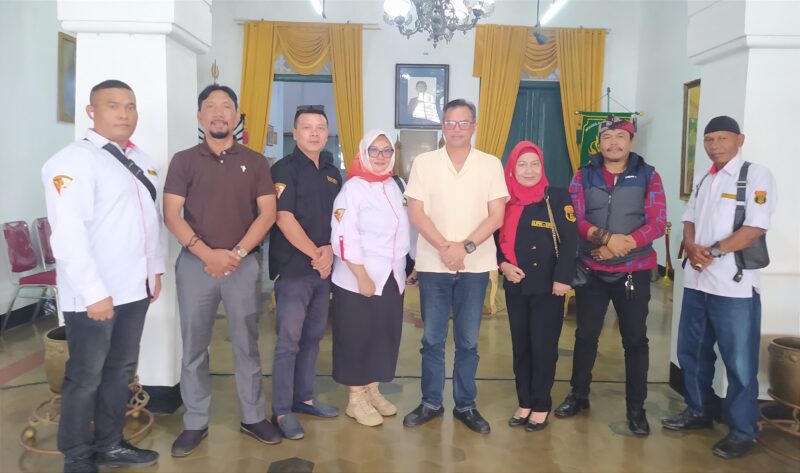 Foto. Ketua Umum LPK LPSI, Dra. St. Yetty Nurhayati dan anggota bersama Radia Anom Kraton Sumedang Larang, Lucky Jhori Seomadilaga serta keluarga besar kraton. 
