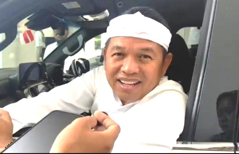 Gubernur Jabar Dedi Mulyadi telah mencoret anggaran pengadaan mobil dinas baru. Selain itu, anggaran baju dinas dan kunjungan luar negeri juga ditiadakan demi efisiensi.
