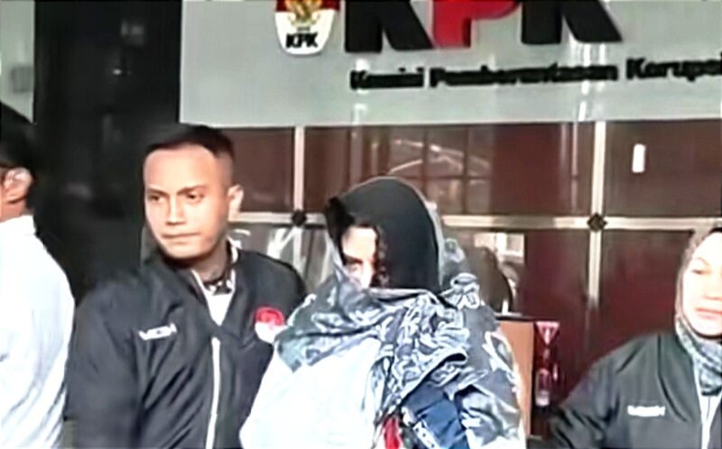 Fadia Arafiq menjadi satu-satunya tersangka dalam kasus ini, yang terungkap melalui Operasi Tangkap Tangan (OTT) KPK pada Selasa (3/3) dini hari di Semarang.