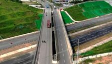 Pemerintah secara resmi mengoperasikan jalur sepanjang 52,37 kilometer ini secara fungsional dan tanpa tarif (gratis) guna memecah kepadatan arus menuju kawasan IKN maupun Kalimantan Selatan.