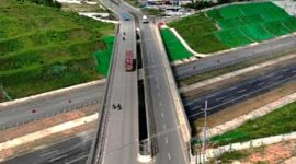 Pemerintah secara resmi mengoperasikan jalur sepanjang 52,37 kilometer ini secara fungsional dan tanpa tarif (gratis) guna memecah kepadatan arus menuju kawasan IKN maupun Kalimantan Selatan.