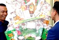 Peneliti dan penulis Rismon Sianipar membawa pulang sebuah parcel berukuran besar usai bertemu Wakil Presiden Gibran Rakabuming Raka.