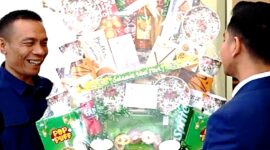 Peneliti dan penulis Rismon Sianipar membawa pulang sebuah parcel berukuran besar usai bertemu Wakil Presiden Gibran Rakabuming Raka.