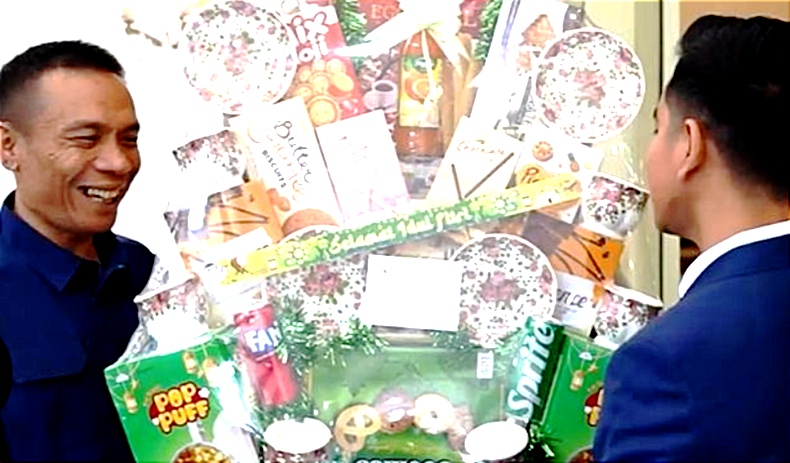 Peneliti dan penulis Rismon Sianipar membawa pulang sebuah parcel berukuran besar usai bertemu Wakil Presiden Gibran Rakabuming Raka.