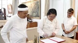 Penandatanganan pemanfaatan lahan dilakukan di Gedung Pakuan, Kota Bandung, antara Gubernur Jawa Barat Dedi Mulyadi dan Wendy Ratnasari. Foto. Tangkap layar Akun Tiktok Lembur Pakuan.