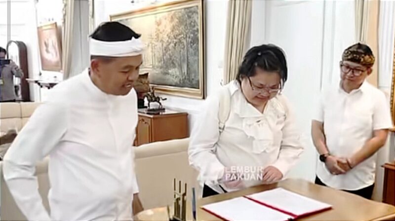 Penandatanganan pemanfaatan lahan dilakukan di Gedung Pakuan, Kota Bandung, antara Gubernur Jawa Barat Dedi Mulyadi dan Wendy Ratnasari. Foto. Tangkap layar Akun Tiktok Lembur Pakuan.