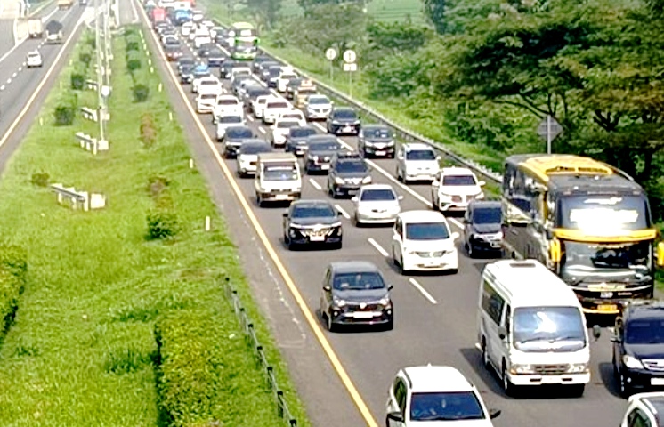 Arus Mudik di Tol Cipali Meningkat, One Way Diberlakukan.