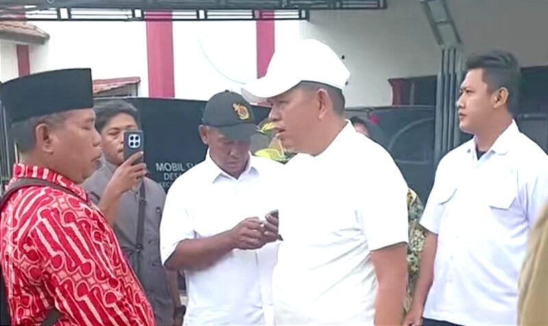 Gubernur Jawa Barat, Dedi Mulyadi, turun langsung ke lokasi dan menawarkan kompensasi kepada warga yang biasa mencari koin.