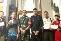 Forum Kana Garden Residence menyalurkan bantuan THR kepada petugas keamanan, kebersihan, serta sopir truk sampah.