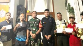 Forum Kana Garden Residence menyalurkan bantuan THR kepada petugas keamanan, kebersihan, serta sopir truk sampah.