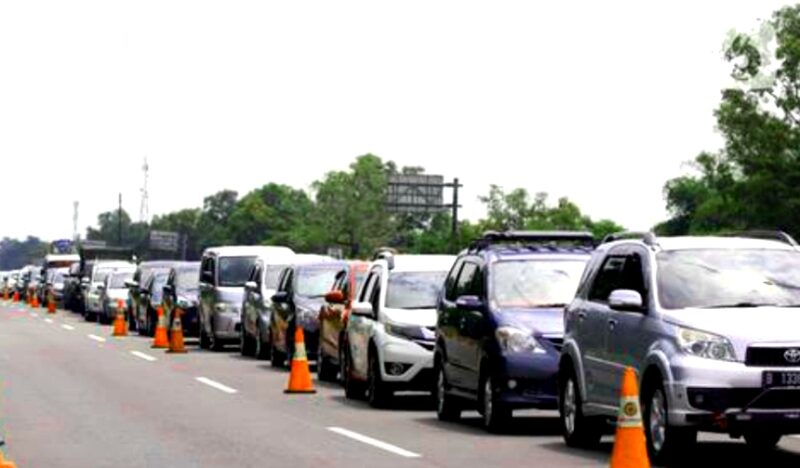 Contraflow sejak Sabtu (21/3) di Tol Jakarta-Cikampek (Japek) dari KM 55 hingga KM 70 arah Cikampek mulai pukul 12.24 WIB.