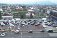 Pemandangan klasik saat mudik Lebaran masih kerap terjadi, yakni antrean panjang di gerbang tol.